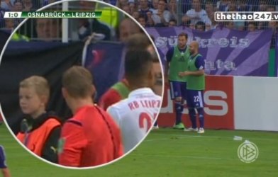 VIDEO: Bị vật thể lạ rơi trúng đầu trọng tài cho dừng cả trận đấu tại Đức