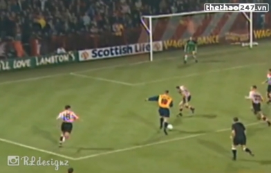 VIDEO: Pha solo ghi bàn khiến hàng hậu vệ sững sờ của Dennis Bergkamp