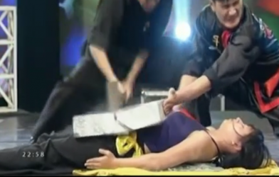 VIDEO: Màn biểu diễn võ thuật gây sửng sốt của hot girl Tạ Bích Hồng