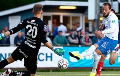 VIDEO: Cầu thủ đen đủi với 3 pha dứt điểm liên tiếp bóng không chịu vào lưới