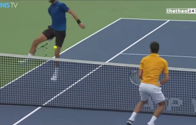VIDEO: Cú tweener đẳng cấp của đối thủ khiến Djokovic ngỡ ngàng