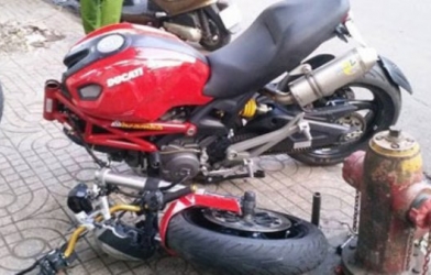 Hi hữu: Quái thú Ducati Monster 795 bị đâm gãy cổ bởi Yamaha Exciter