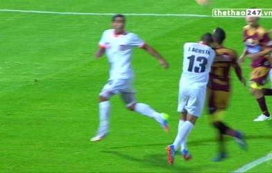 VIDEO: Va chạm kinh hoàng khiến 2 cầu thủ nằm sân