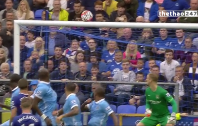 VIDEO: Xem phản ứng của Joe Hart khi may mắn tránh được siêu phẩm