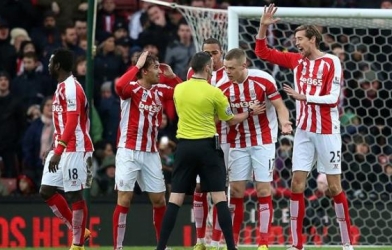 VIDEO: Tổng hợp những hành động thiếu kiềm chế của các cầu thủ với trọng tài