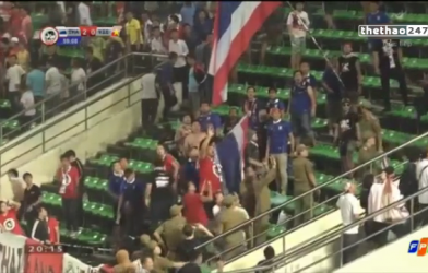 VIDEO: CĐV Thái Lan bị tấn công sau bàn thắng thứ 2