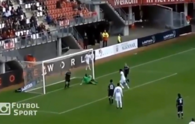 VIDEO: Pha bỏ lỡ cơ hội của năm - Ngay cả đối phương cũng không thể tin nổi