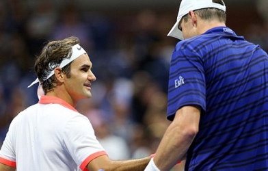 Federer hạ tay vợt cao 2m08 John Isner nhờ 'chiến thuật lạ'