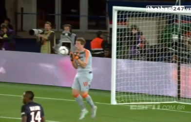 VIDEO: Pha bắt bóng nghiệp dư của thủ môn tại vòng 5 Ligue 1