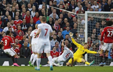 Chùm ảnh: Old Trafford nổ tung vì Martial