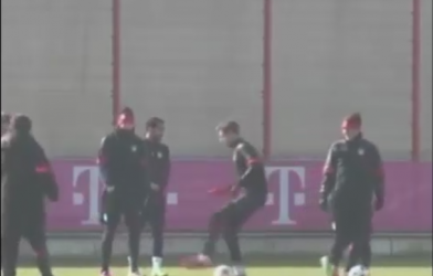 VIDEO: Muller bắt chước điệu bộ đi bóng của Ronaldo trên sân tập