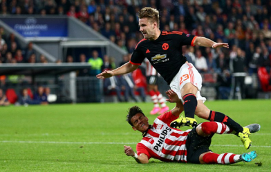 Pha vào bóng thô bạo khiến Luke Shaw của MU gãy chân