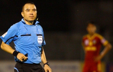 Treo còi trọng tài điều khiển trận SLNA - Đà Nẵng
