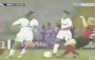 VIDEO: Cách đối phó của Totti khi đối phương vào bóng nguy hiểm