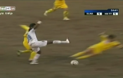 VIDEO: Cách Samson đáp trả pha vào bóng của Huy Hoàng