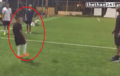 VIDEO: Thần đồng 9 tuổi của Roma thể hiện kỹ thuật khiến Ashley Cole phải kinh ngạc