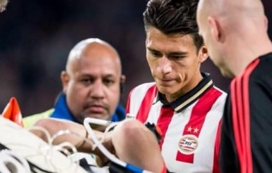 Hector Moreno lại khiến đối thủ bật khóc tập tễnh rời sân