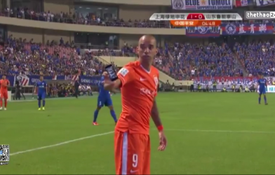 VIDEO: Cầu thủ Brazil bị CĐV ném Iphone vào người ở giải VĐQG Trung Quốc