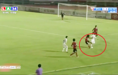 VIDEO: Pha vào bóng thô bạo của cầu thủ ĐTLA ở vòng cuối V-League