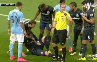 VIDEO: Cầu thủ chơi fair-play hiếm có ở giải Ngoại hạng Anh