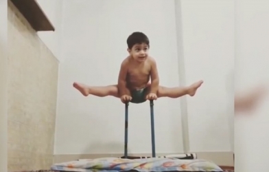 VIDEO: Tròn mắt với khả năng nhào lộn của cậu bé 2 tuổi