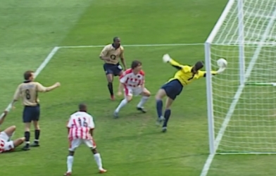 VIDEO: Pha cứu thua ngay trên vạch vôi của thủ thành huyền thoại Arsenal