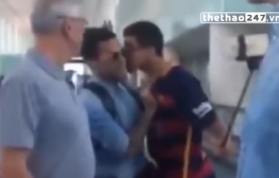 VIDEO: Dani Alves bất ngờ bị CĐV nam cưỡng hôn