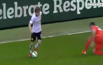 VIDEO: Daley Blind ngoặt bóng biến cầu thủ Liverool thành gã hề