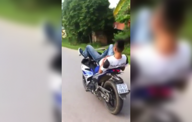 VIDEO: Thanh niên nằm ngửa, lái xe máy bằng 2 chân ở Thái Nguyên
