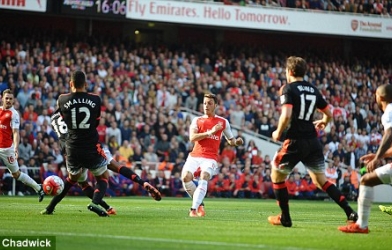 VIDEO: Ozil ghi bàn thắng đầu tiên ở mùa giải mới vào lưới MU