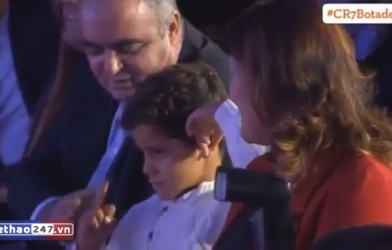 VIDEO: Con trai giơ 'ngón tay thối' khi Ronaldo đứng phát biểu