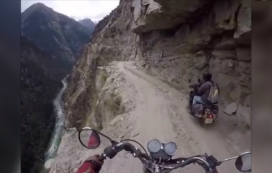 VIDEO: 'Đứng hình' với cung đường nguy hiểm bậc nhất thế giới