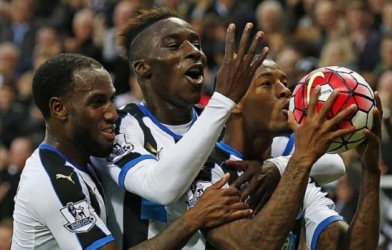 Sao Hà Lan nói gì khi lập poker vào lưới Norwich?