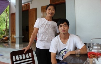 Mẹ Công Phượng lo con yêu đương sớm sẽ hỏng sự nghiệp