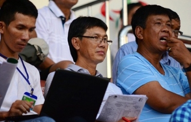 HLV Miura chỉ đạo trợ lý theo sát giải U21 Quốc gia