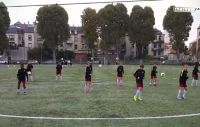 VIDEO: Cách tập khống chế bóng độc đáo của các cầu thủ nhí Pháp