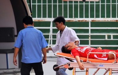 Dính trọn gầm giày vào mặt, cầu thủ U21 Bình Định nhập viện gấp