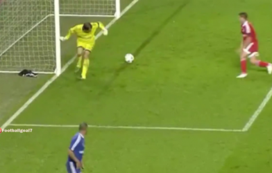 VIDEO: Pha vồ ếch của thủ môn giúp Owen ghi bàn