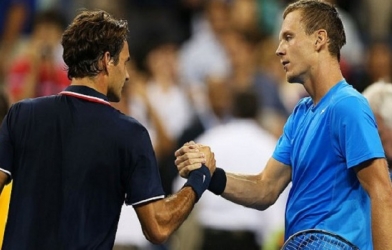 Đánh bại Berdych, Federer cùng Nole dẫn đầu bảng A