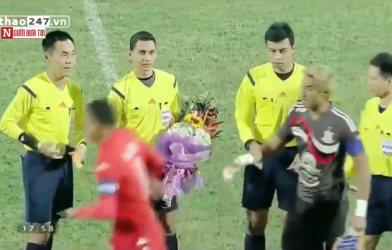 Khó hiểu: Anh Đức phớt lờ cái bắt tay của đội trưởng BK Angkor