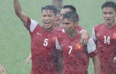 HLV Miura gọi bổ sung trung vệ từng 3 lần đứt dây chằng