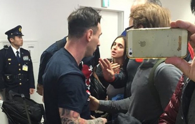Messi bị fan River Plate mắng té tát tại sân bay