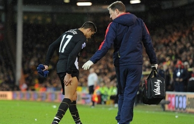 Sanchez lỡ đại chiến vì tái phát chấn thương