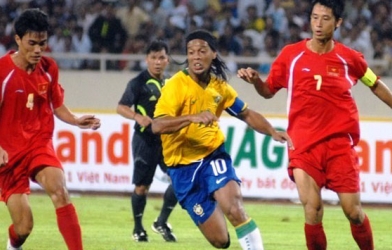Ronaldinho xác nhận trở lại, đá 40 phút ở Việt Nam