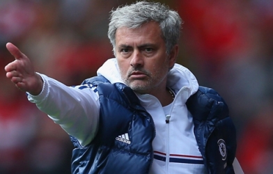 Mourinho bực tức vì MU không sa thải Van Gaal