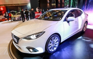 Thuế giảm, giá ô tô vẫn tăng sốc ngày đầu năm