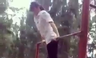 VIDEO: Màn biểu diễn thể dục đường phố cực chất của nữ sinh Việt Nam