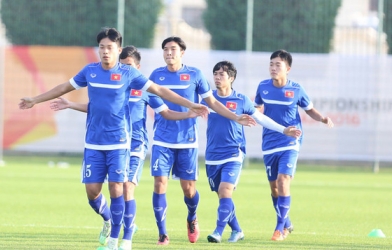 Mắt sưng húp, Công Phượng vẫn ra sân tập luyện