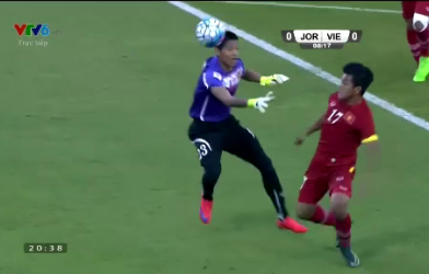 VIDEO: Thủ thành Minh Long suýt gây họa vì băng ra như Neuer