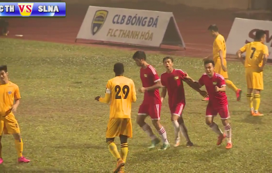 VIDEO: Ngọc Hải phản lưới, Sông Lam Nghệ An thua thảm FLC Thanh Hóa